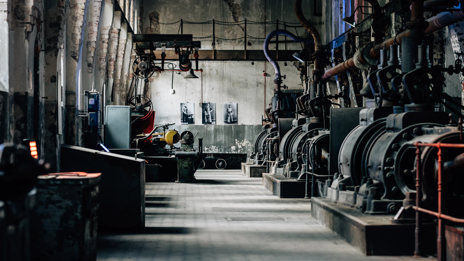 gray metal industrial machine