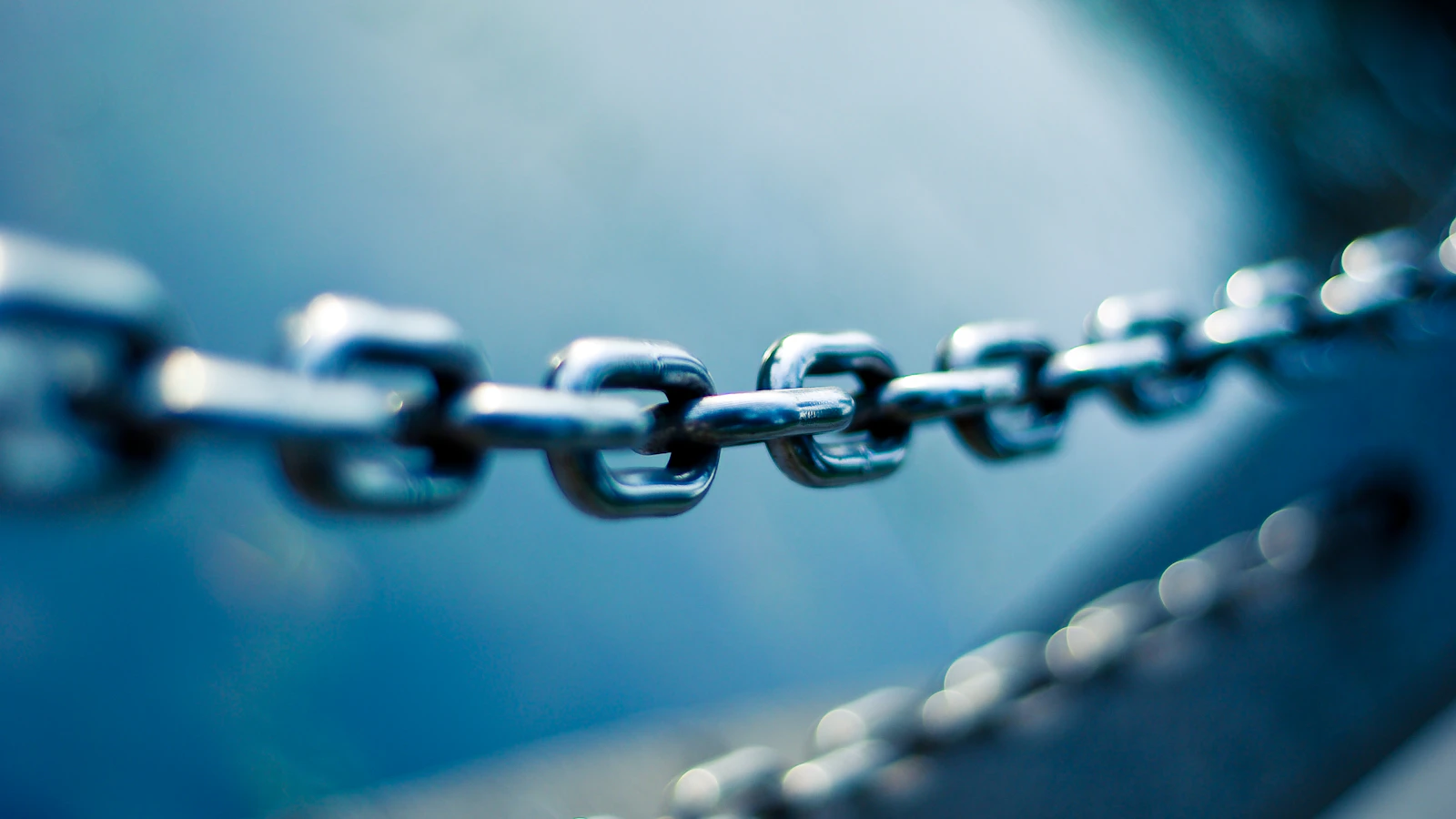 tilt shift lens photo of stainless steel chain