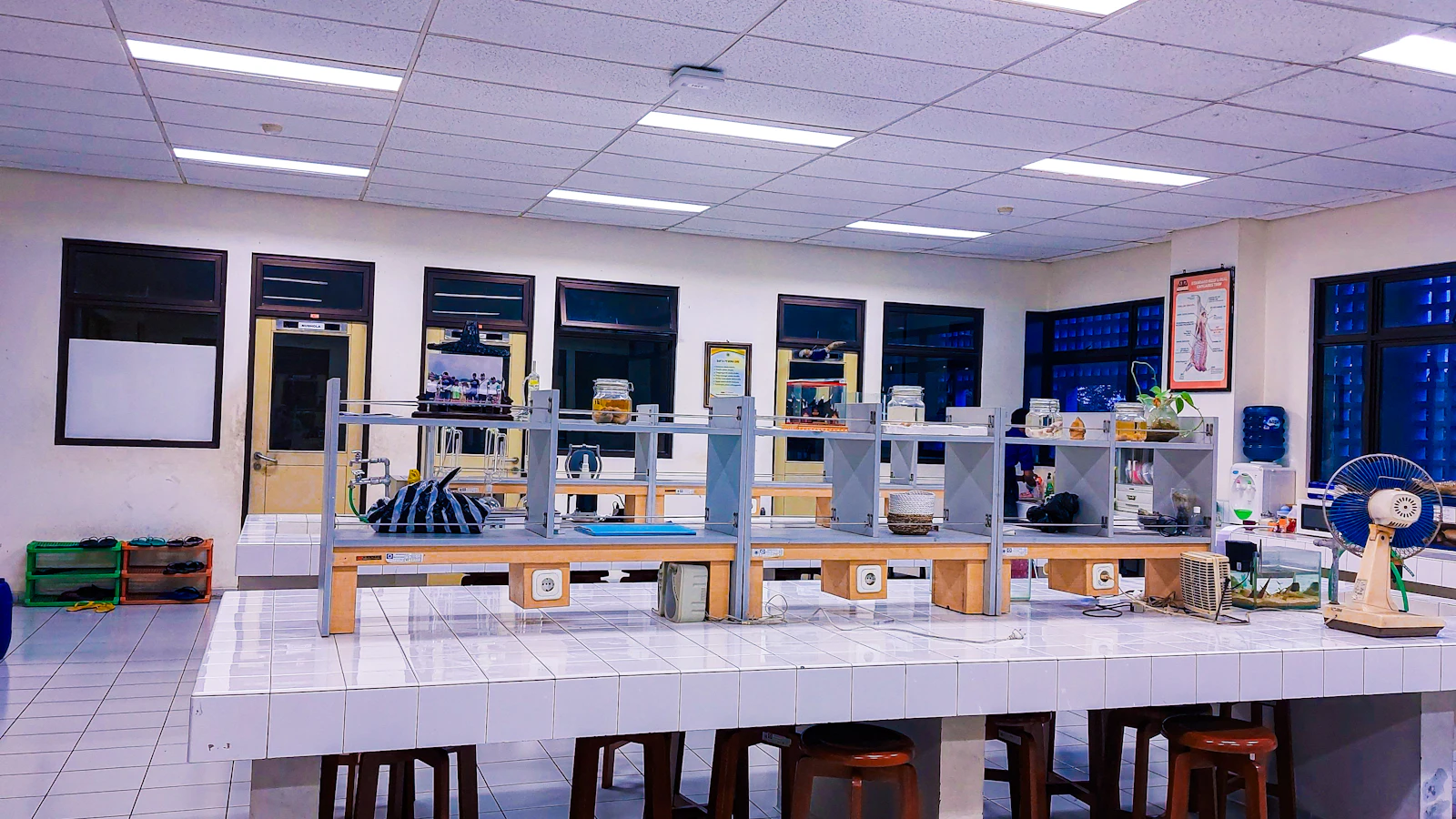 a room filled with lots of tables and stools